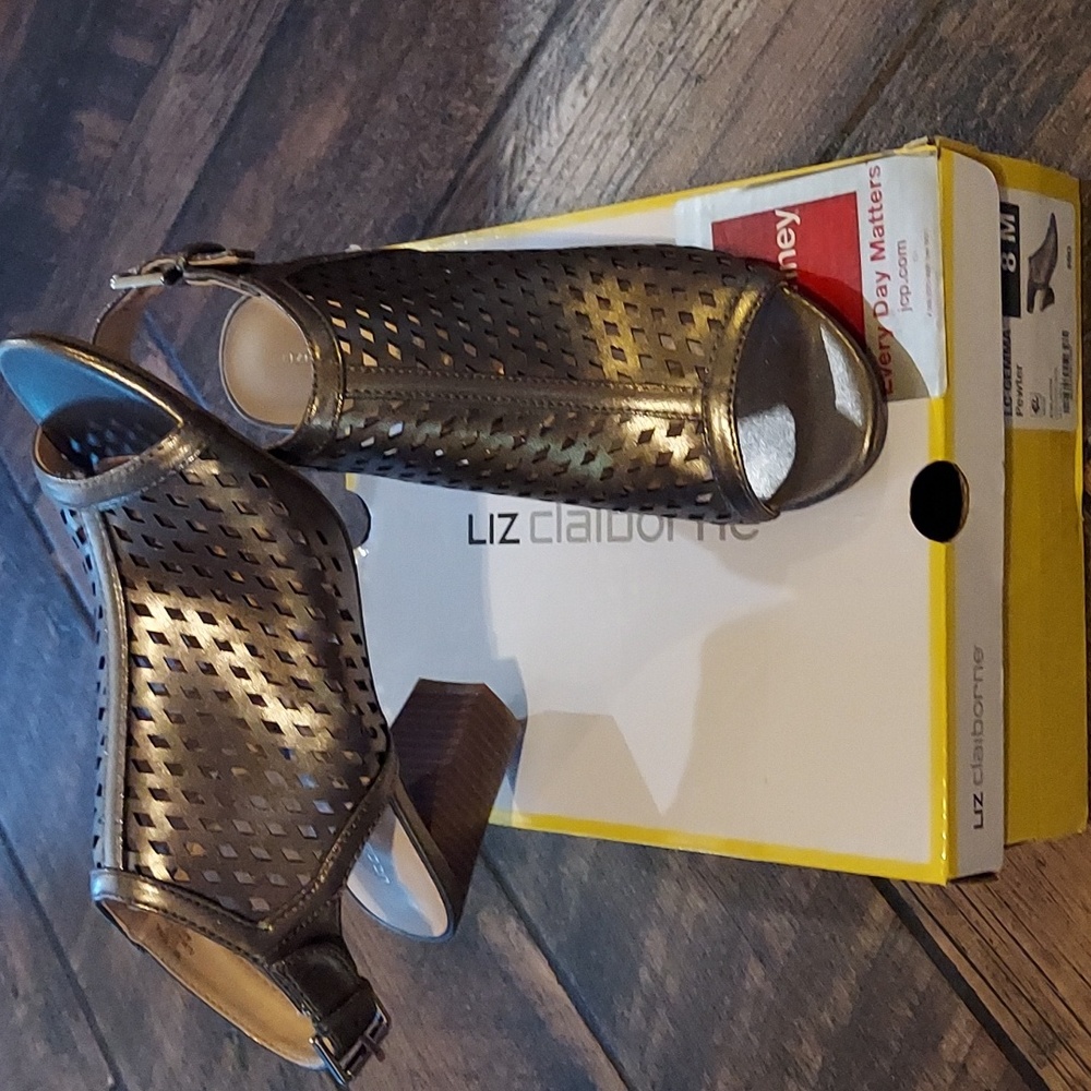 NWT Liz Claiborne Gemma metallic shoes